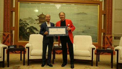 (图片：在中国人民大会堂，理查德·克莱德曼接受卡罗德钢琴的聘书，正式成为形象代言人)