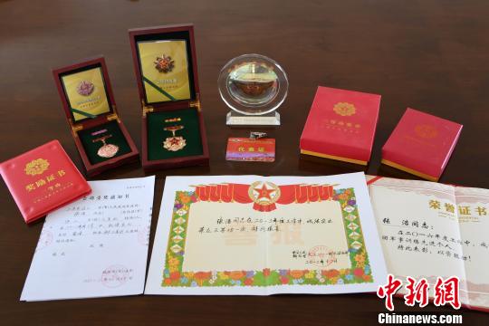 2017年1月22日，整理烈士遗物时，飞行员张浩的部分奖章证书被整齐地摆放在桌上。　赖桥泉 摄