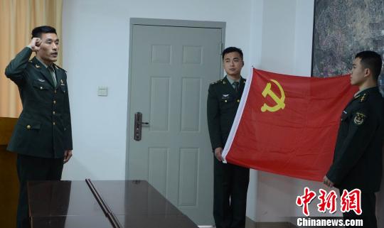 2017年1月13日，面对鲜红的党旗，王晓冬举起右手，进行拥护改革宣誓。　祝成林 摄