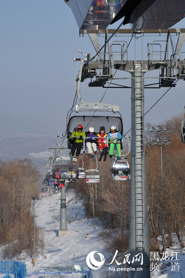黑龙江省体育局重建的亚布力滑雪旅游度假区大锅盔山山顶至高山楼索道投入使用。