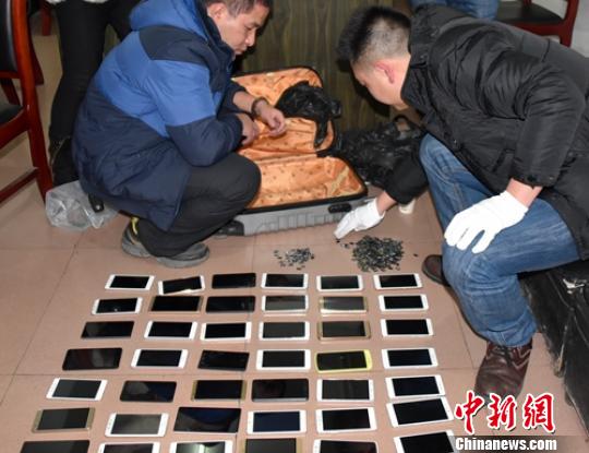缴获的手提箱内还发现了500多张手机内存卡。　刘忠俊 摄