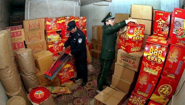 虹口加大禁放烟花爆竹宣传力度 居民主动将“存货”上缴_凤凰资讯