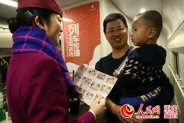 马悠密在给小朋友讲解乘坐高铁的安全小常识。胡虹/摄