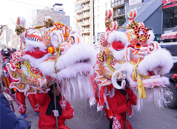 　　2016年，法拉盛新春大游行里的舞狮队。