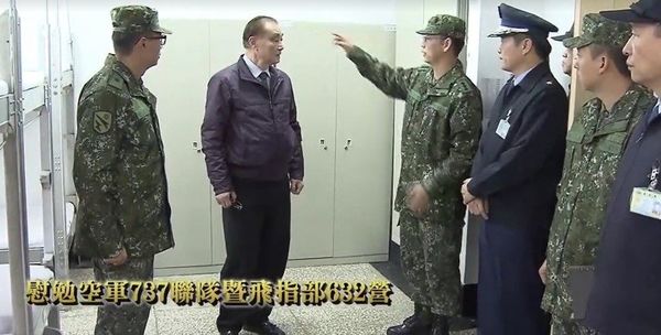 台防务部门负责人冯世宽视察台空军部队