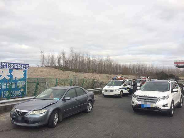 长假最后一日返程高峰渐显沪浦东高速交警全警