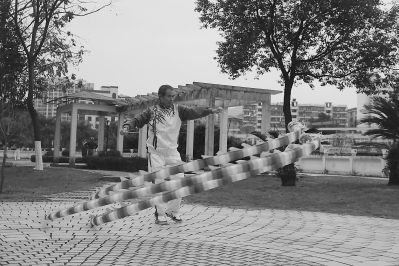 李乃乾在表演“三龙空竹”。