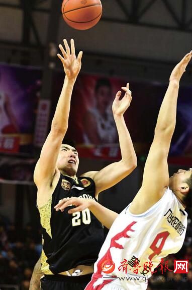 虽然汤普森缺阵，小丁有点低迷，但依靠陶汉林的内线杀伤力，客场作战的高速男篮还是涉险过关。新华社发