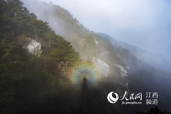 江西庐山现佛光和瀑布云景观