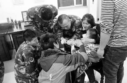 桦甸一岁男童手指被卡门锁内