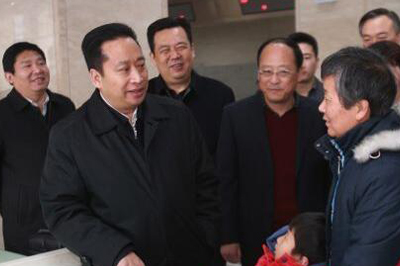 2月3日，开封市委书记吉炳伟来到市行政服务中心（开封市民之家），与来此办事的群众亲切交谈。图片来源：开封日报