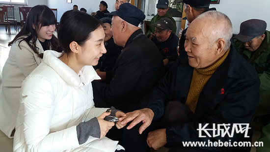 青年志愿者們給老人們剪指甲。李瑛 攝