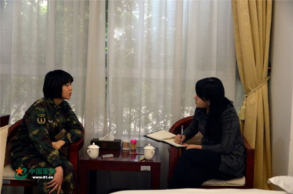 火箭军女兵陈增在接受采访。