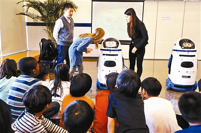 中国智造机器人小胖进课堂