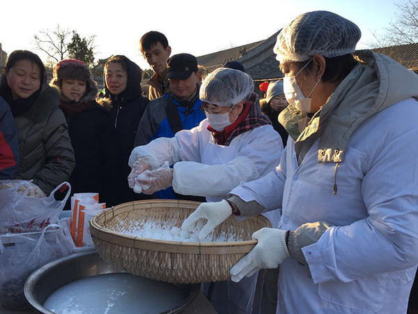 厨艺大师手把手教现场观众摇元宵。人民网 鲍聪颖摄