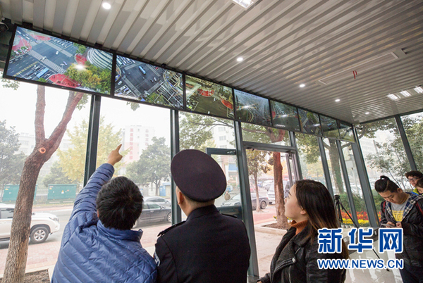 　　荆门市新建成的警务亭提供综合服务（杨奎 摄）