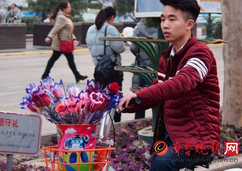 济南情人节卖花人,返校大学生成主流