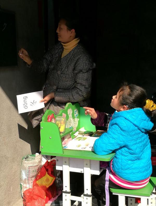 一个人的课堂:杭州乡村小学教师每周为轮椅女