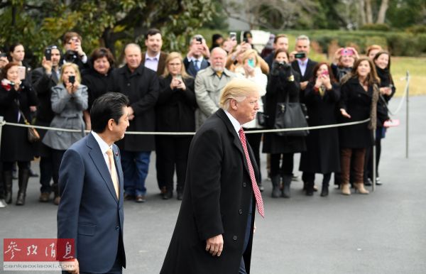 资料图片：2月10日，美国华盛顿白宫，美国总统特朗普（右）与到访的日本首相安倍晋三会谈后准备前往佛罗里达。（新华社记者殷博古摄）