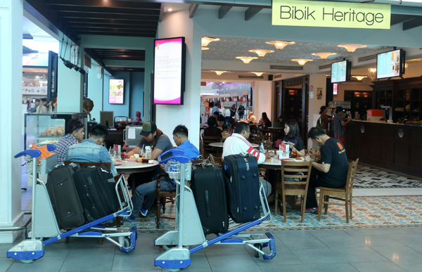 吉隆坡第二国际机场闭路电视拍摄到其中3名男特工于案发前约1小时半，就出现在Bibik Heritage餐馆内。