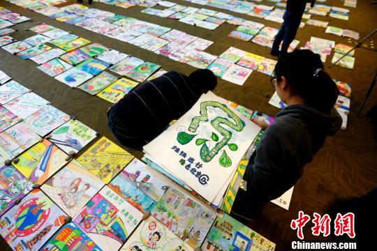 首届“北京市地铁出行少儿海报大赛”进入评审阶段，2000多幅作品首次公开，倡导安全、绿色、文明出行。　富田　摄