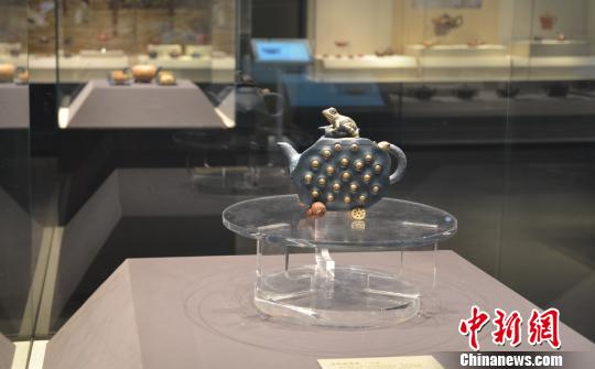 图为展品青蛙莲蓬壶。 浙江省博物馆 供图