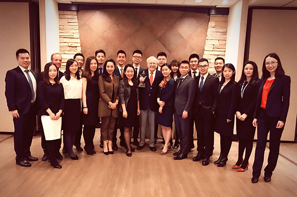 股神 巴菲特与北大光华学生共进午餐:投资自己