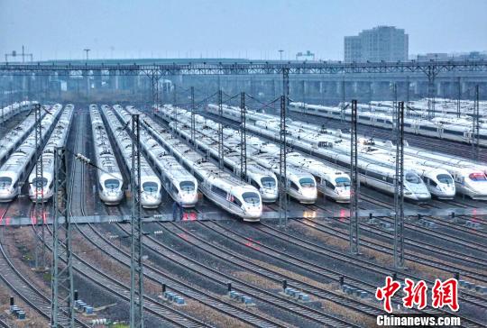 图为虹桥动车运用所存车场内高铁动车组整装待发。上海铁路局供图