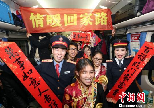 图为Z164次列车乘务人员与回乡藏族学生共迎新春。上海铁路局供图