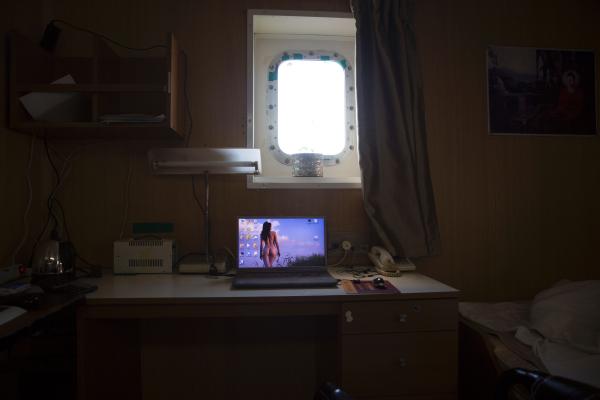 一位船員用一張裸女圖片作為電腦的桌面。在大陸的商船上是不允許有女船員的,在臺灣和國外的商船上允許有女船員存在。