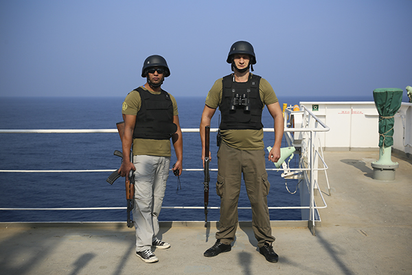 安保员Lokendra和Anatolii站在甲板上，他们共同负责护送SD号商船的任务。 本文图片均来自澎湃新闻记者谢匡时