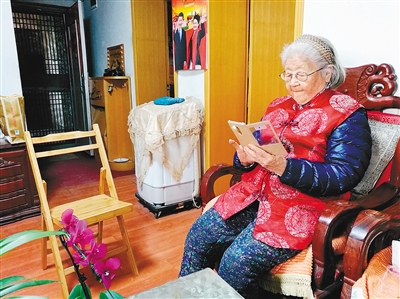92岁老人发微信 祝女同胞节日快乐