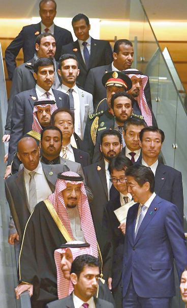 日本首相安倍13日晚在首相官邸与沙特国王萨勒曼一起乘电梯。
