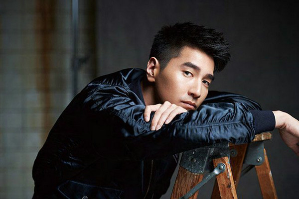 赵又廷居然在街头被这个男人狂吻!网友:放开姑父让我来