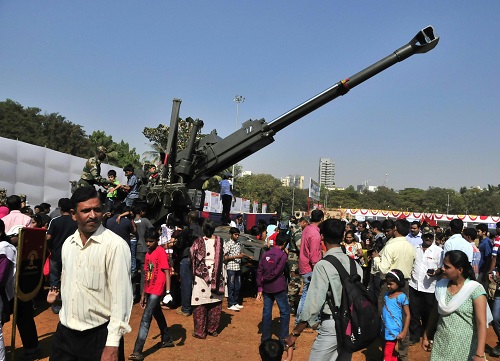 资料图：印度孟买举行军事表演和武器装备展 新华社记者汪平摄