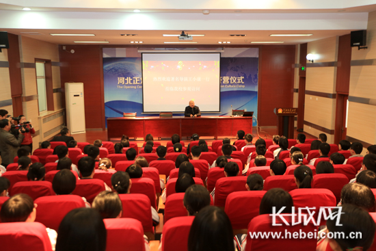 王小康导演为同学带来“中国影视专业现状”的演讲。长城网 张铮 摄