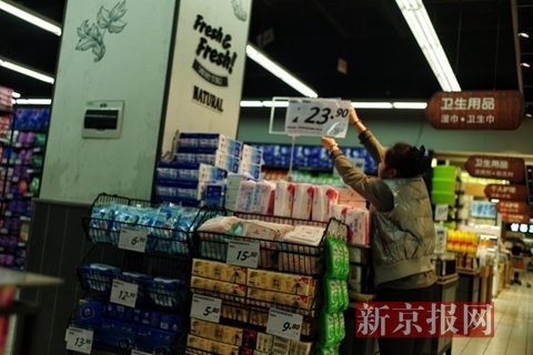 　　东湖渠附近的乐天超市内，工作人员放置价格表。