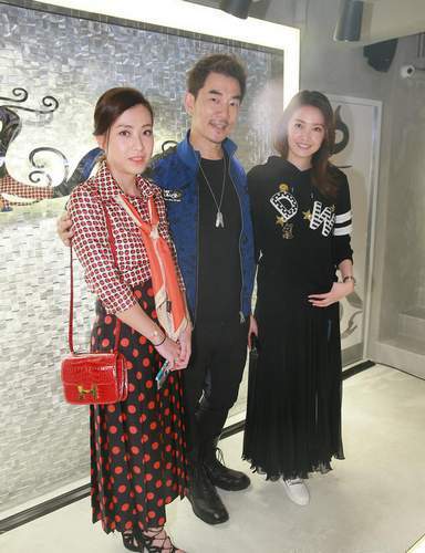 甘比与明星合影,含胸驼背毫无气质.