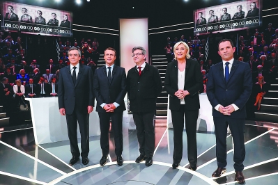 20日，在法国巴黎，（从左至右）总统候选人弗朗索瓦·菲永、埃马纽埃尔·马克龙、让-吕克·梅朗雄、玛丽娜·勒庞和伯努瓦·阿蒙参加电视辩论。   新华/法新