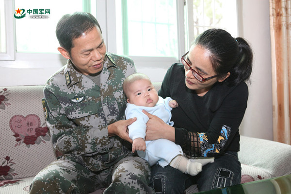 王月丽一家三口。