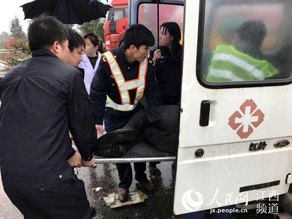 江苏牌照客车侧翻，事故现场一片狼藉，路政、交警、消防等部门人员正在救援。（胡炜 、廖华凯/摄）