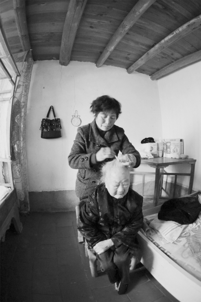 余忆正在给婆婆梳头。