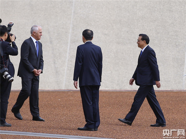　　当地时间23日上午，澳大利亚总理特恩布尔在堪培拉议会大厦广场举行隆重仪式，欢迎李克强总理对澳进行正式访问。
