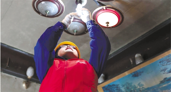 杭州萧山供电志愿服务联联看关爱困难群体