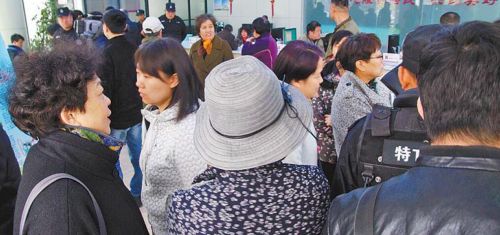 23日上午,不少业主聚集在小区内。