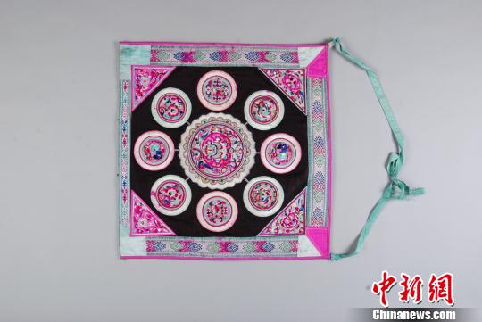 图为侗族混沌花纹八菜一汤型刺绣背带盖 杭州工艺美术博物馆供图 摄