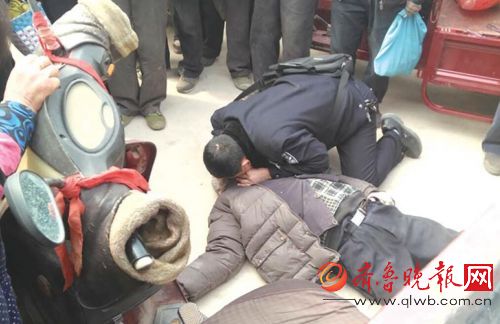 朱长波正在给老人做人工呼吸。（读者供图）