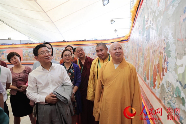 印顺大和尚与国家宗教事务局副局长蒋坚永一起参观画展