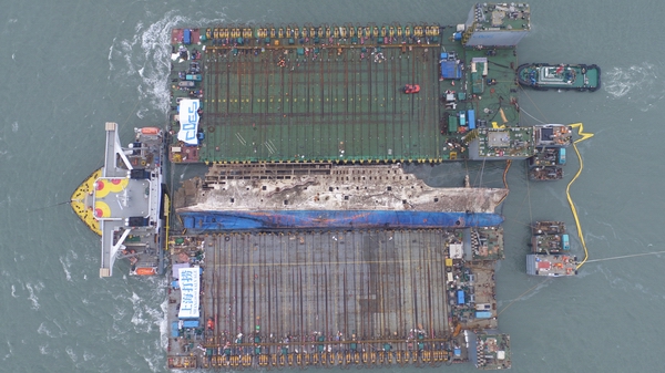 韩国时间2017年3月25日下午，“世越号”被整体打捞起浮。本文图片 上海打捞局提供