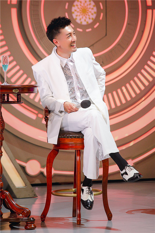 大本营》现场迎来了电影《嫌疑人x的献身》导演苏有朋以及主演张鲁一